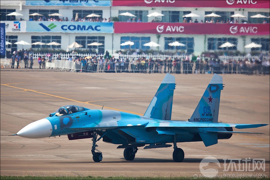 俄飞行员对中国战机兴趣浓厚 仔细研究歼-20