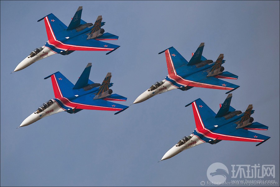 俄飞行员对中国战机兴趣浓厚 仔细研究歼-20