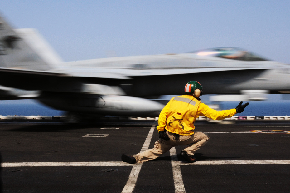 中美航母起飞官手势信号对比