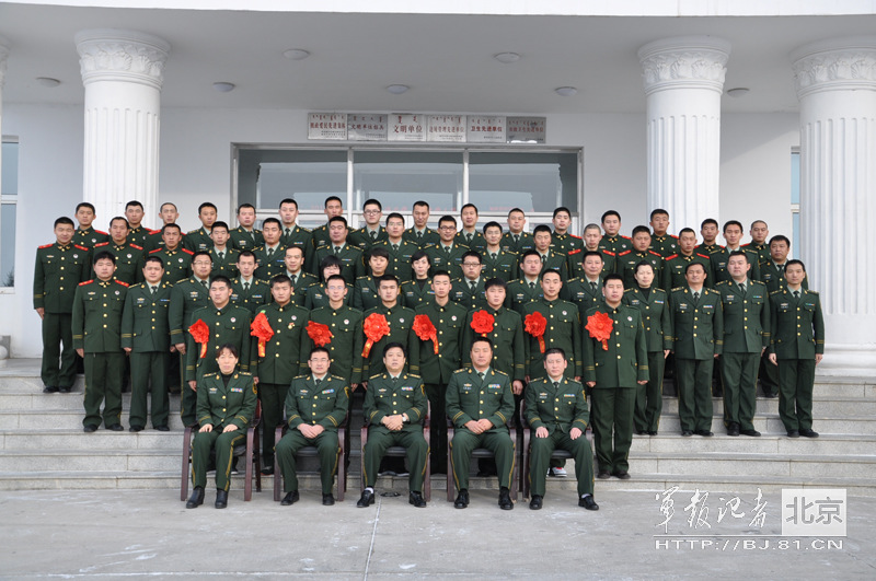 老兵退伍泪洒戎装难言离去-中新网