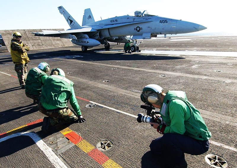 航母上的那些事:图解美国海军航空兵手势信号