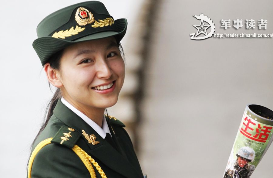 美丽女军官扎根军营战友送爱称衡管家