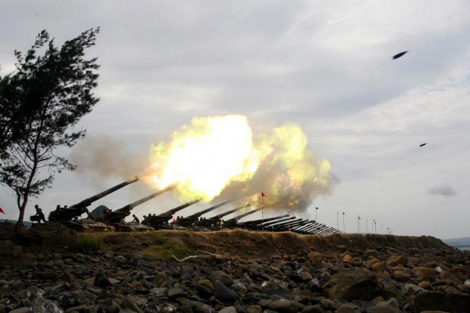 罕见台湾重型火炮群齐射场面震撼