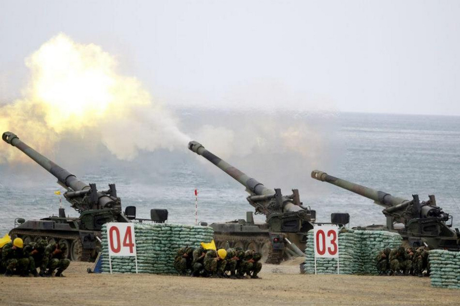 罕见台湾重型火炮群齐射场面震撼