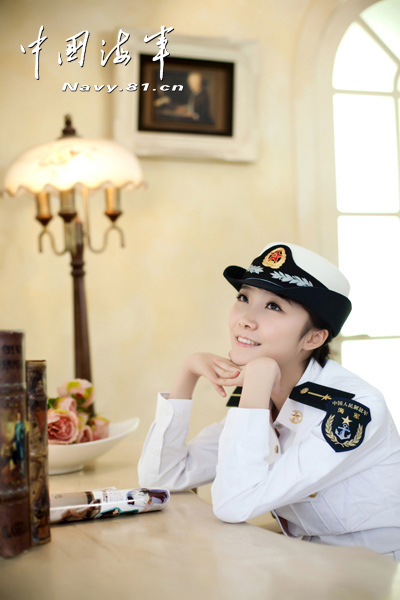 海军女少尉舞技精湛11岁入伍常下基层慰问