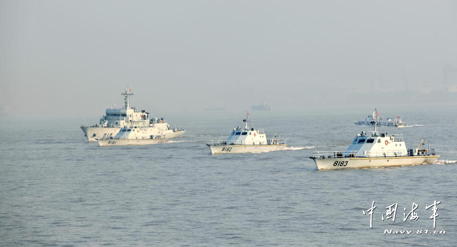 中国海军舰艇群在长江口演练猎扫雷