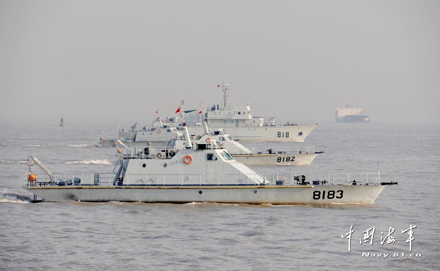 中国海军舰艇群在长江口演练猎扫雷