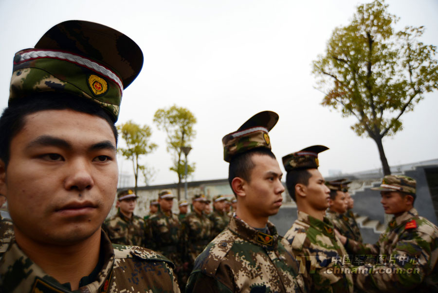 走好正步有多难新兵绑十字架练队列