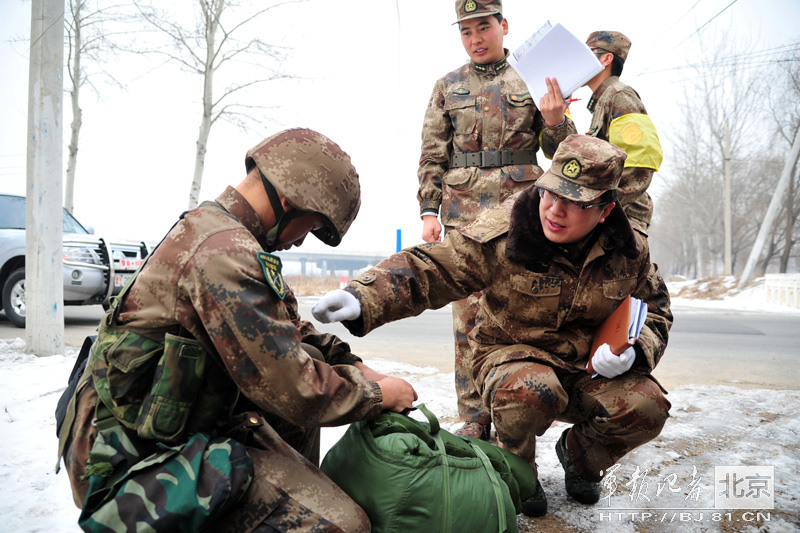 北京军区响箭特战旅风雪中拉练