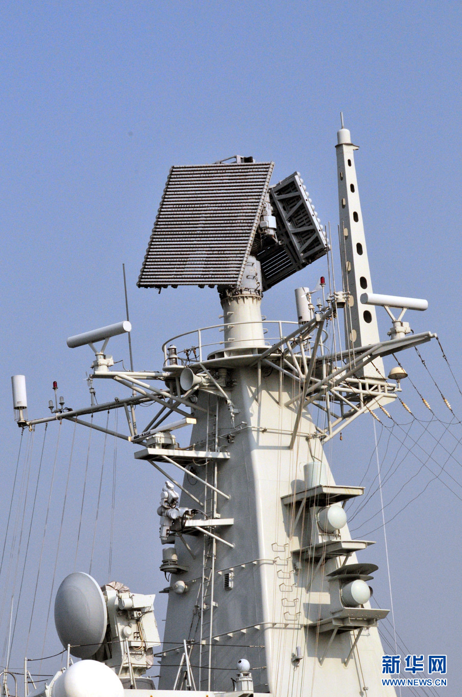 图为主桅雷达及电子设备.
