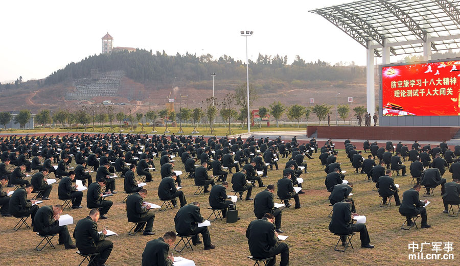 驻川某防空旅创破纪录比武新型导弹车拉上赛场