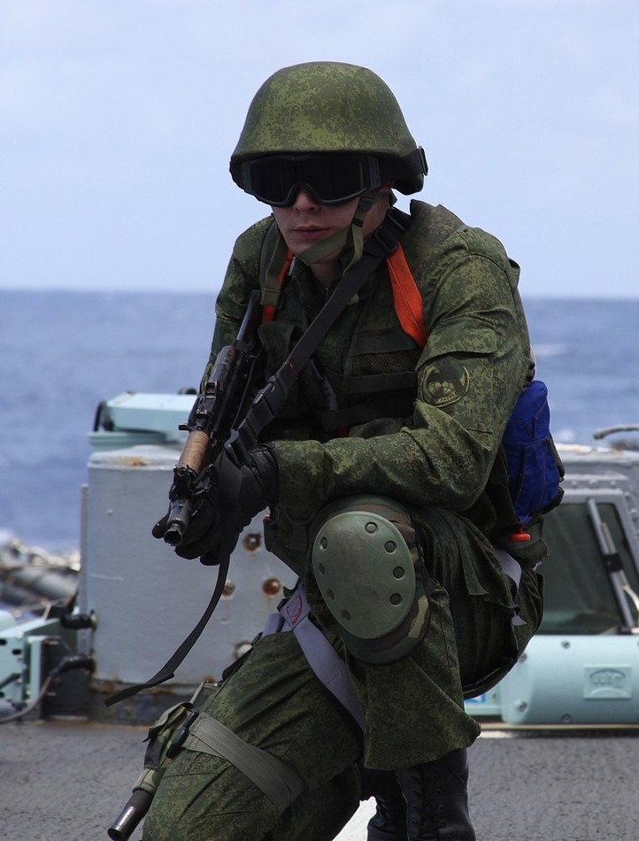 美俄联演俄军士兵持枪空降美军战舰