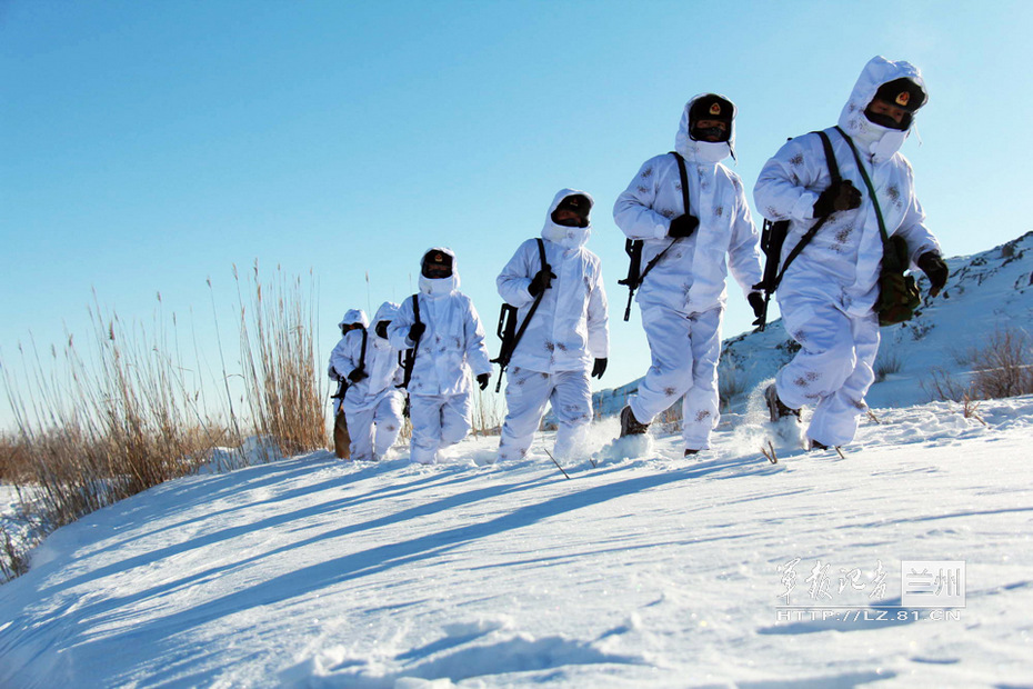部队配发新型雪地伪装服告别披白床单伪装