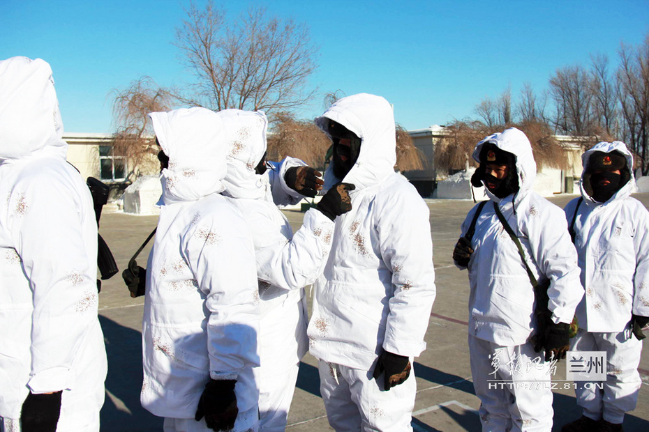 部队配发新型雪地伪装服告别披白床单伪装