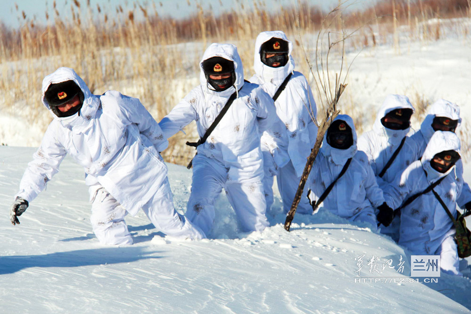 部队配发新型雪地伪装服告别披白床单伪装