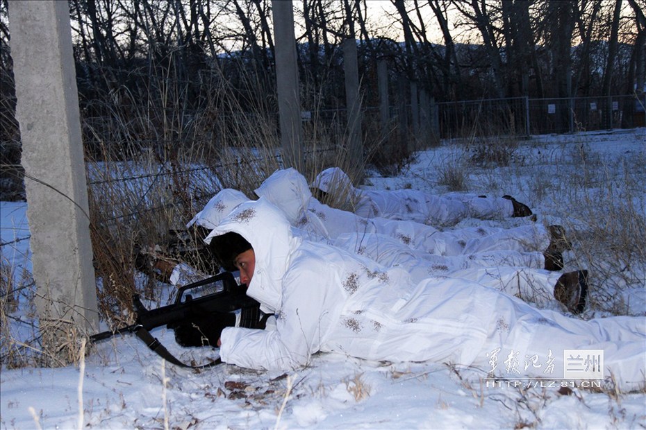 部队配发新型雪地伪装服告别披白床单伪装