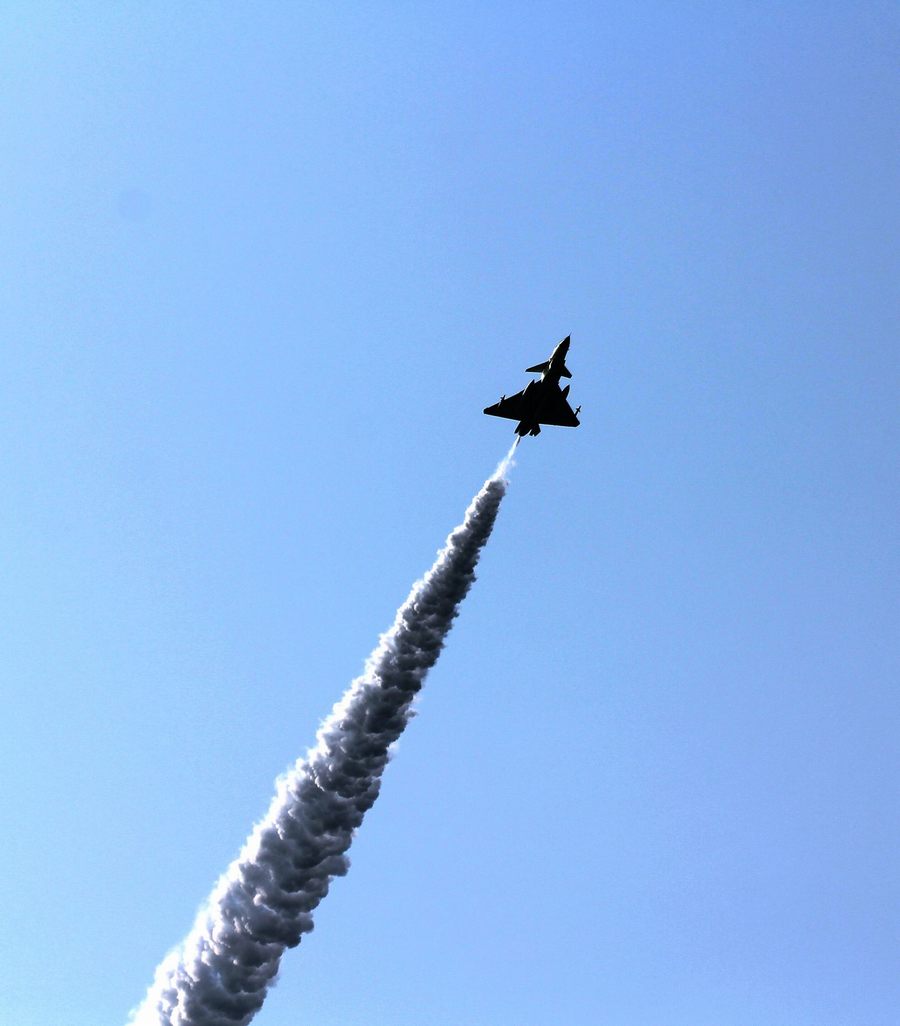 十分震撼歼10战机进行空中放油飞行