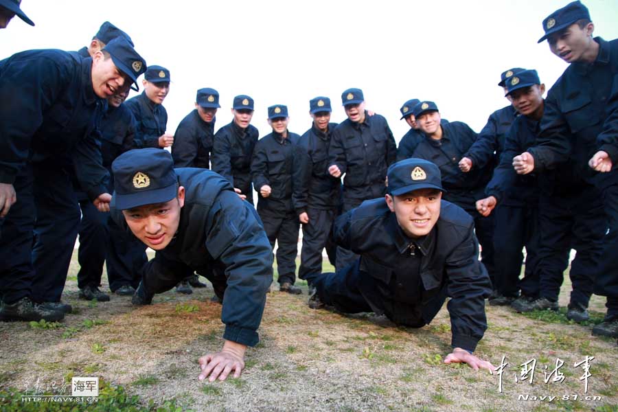 中国海军某训练基地班长帮新兵打洗脚水