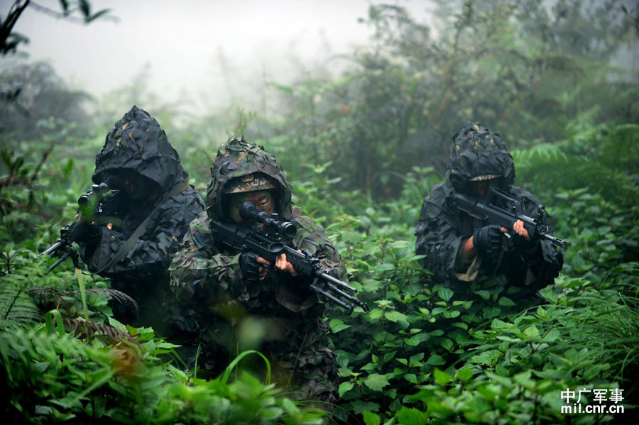中国侦察兵在滇西南丛林进行特战演练