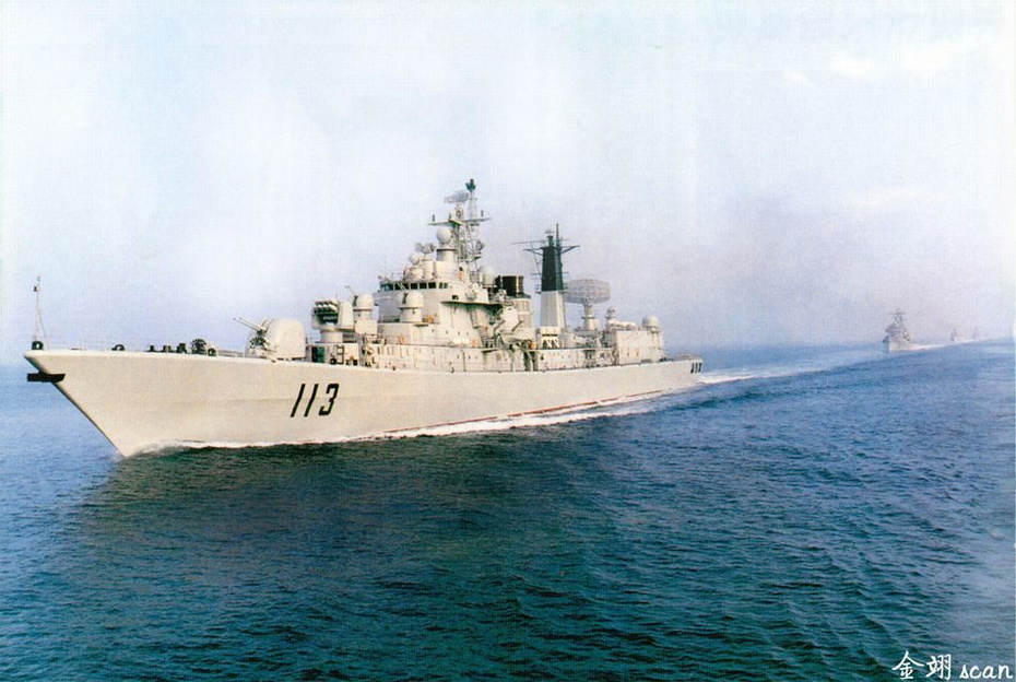 与"哈尔滨"舰同属052级的导弹驱逐舰,还有一艘就是113"青岛"号,该舰被