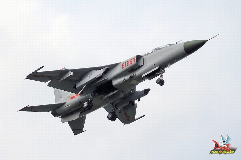 电子豹咆哮歼轰7挂载电子吊舱出击