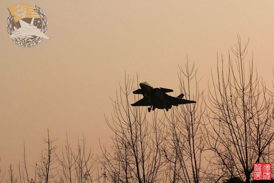 歼20罕见唯美照曝光夕阳下翩翩飞舞