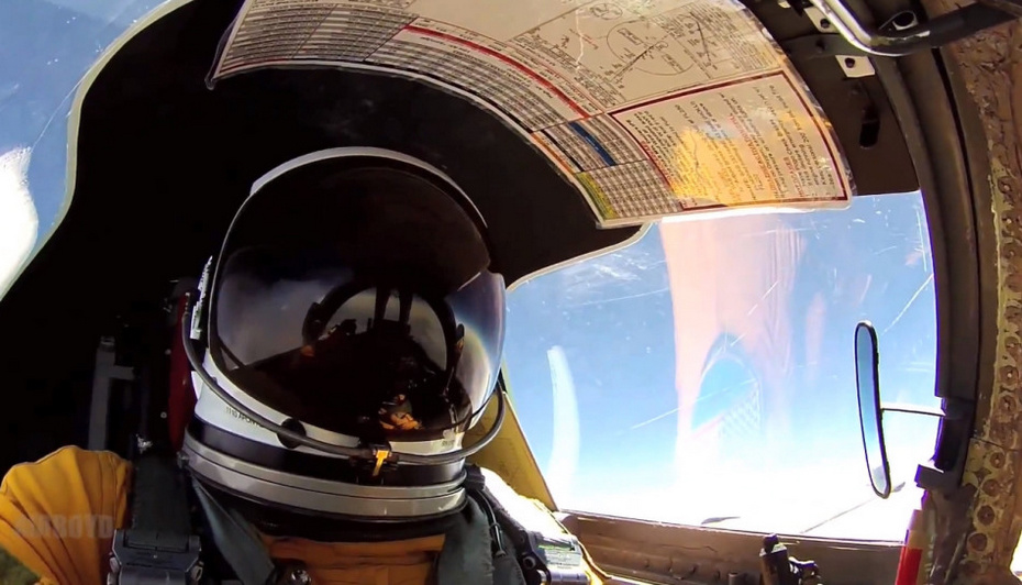 美军u2侦察机飞行员悠悠然高空玩自拍