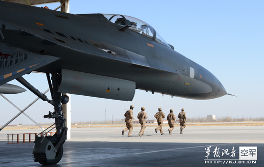 中国空军开展实战化对抗练习空中格斗