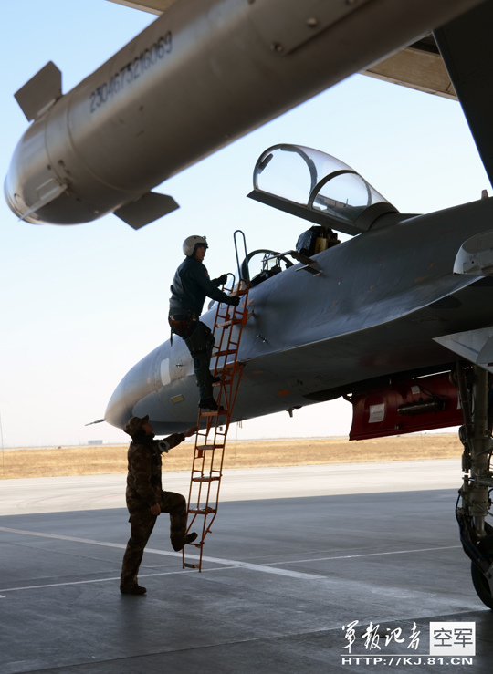 中国空军开展实战化对抗练习空中格斗