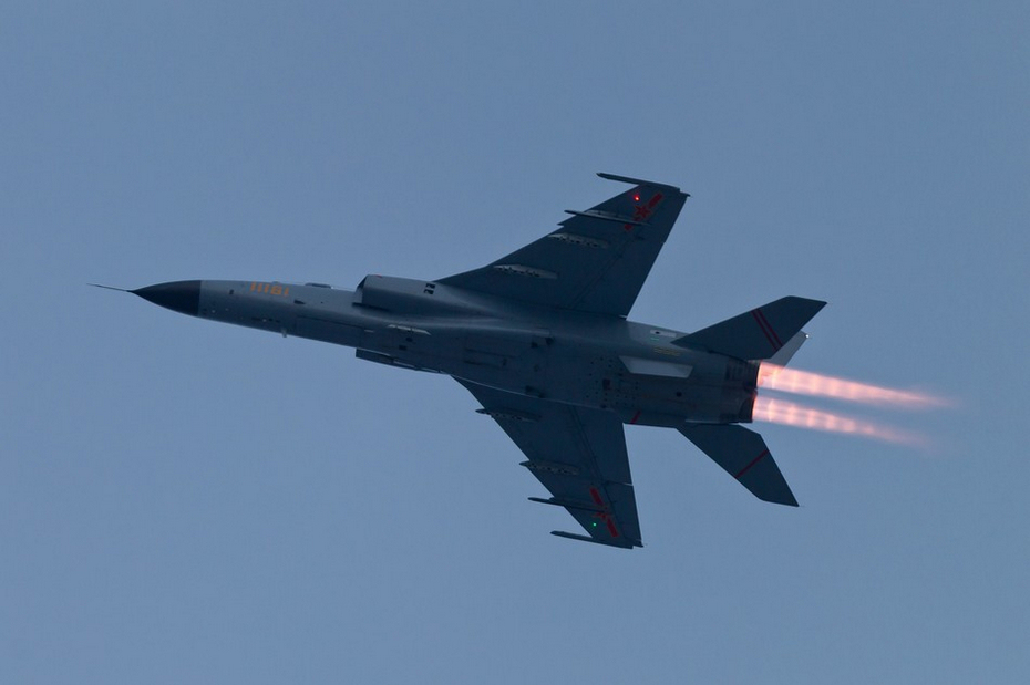 猛!飞豹战斗轰炸机加力全开喷出"火龙"