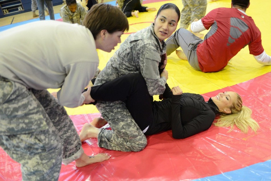 美女摔大兵美国电视台员工进军营训练格斗