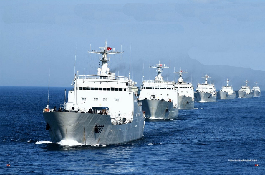 振奋中国大型登陆舰编队赴南海练夺岛作战