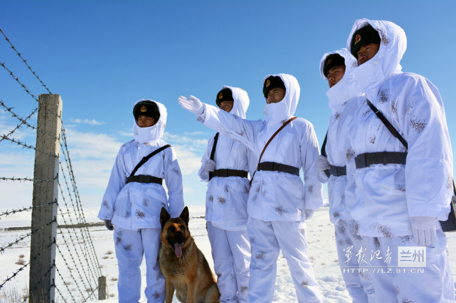 中国西北边防兵装备新型雪地伪装服