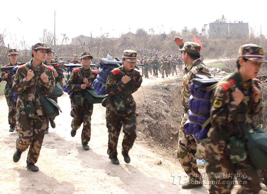 四川90后女兵拉练苦中作乐唱歌跳舞采野花