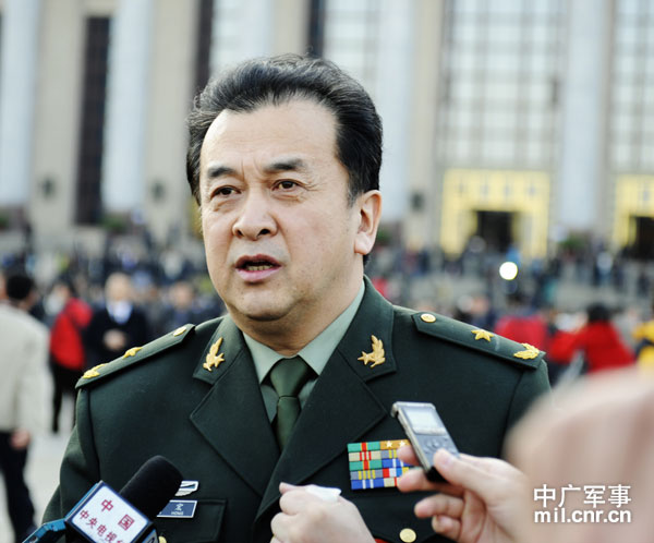 人去扶却被诬"撞倒"老人时表示,这个问题反映了现在雷锋精神的缺乏,而