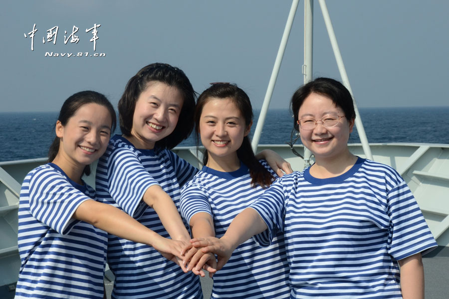 亮眼中国海军美女舰员穿经典海魂衫留影