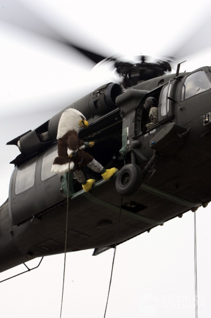 驻韩美军空降训练上演天降神鹰