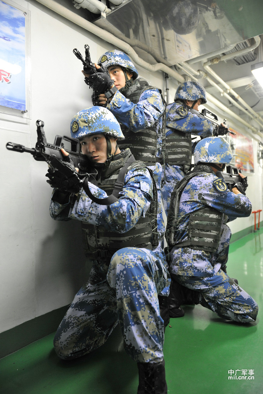 中国海军护航官兵演练突击营救重机枪扫射