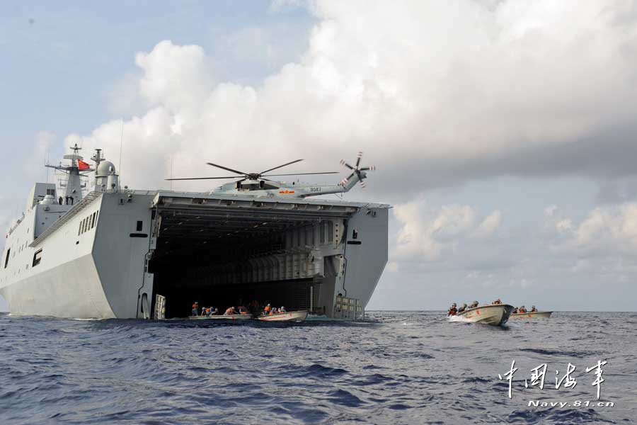 中国舰队远海练夺岛女陆战兵搭机空中突袭