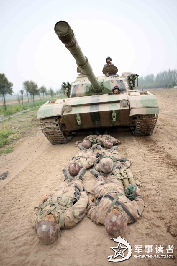 解放军官兵让坦克从身上"碾过"练铁胆-中新网