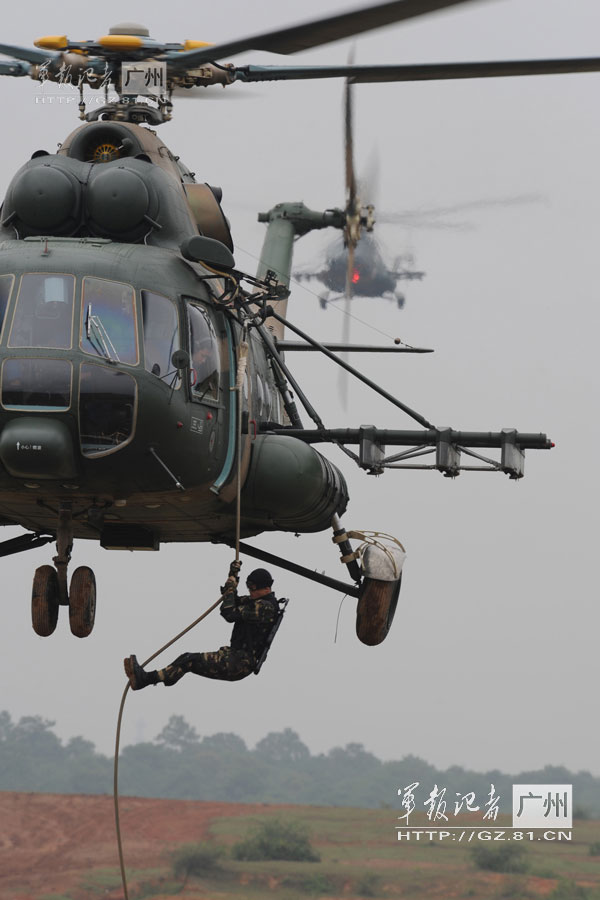 中国特种兵神秘训练曝光单兵飞行器超抢眼