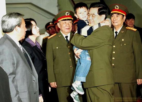 中美撞机事件十二周年祭奠烈士王伟