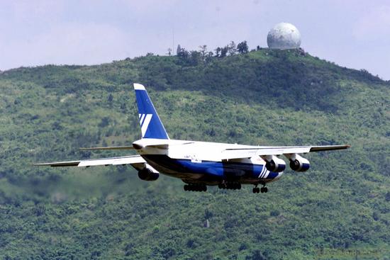 2001年6月16日,美国租用俄罗斯安-124运输机抵达海南陵水机场.
