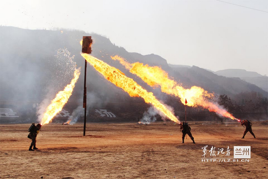 兰州军区掀练兵热喷火器齐射场面震撼