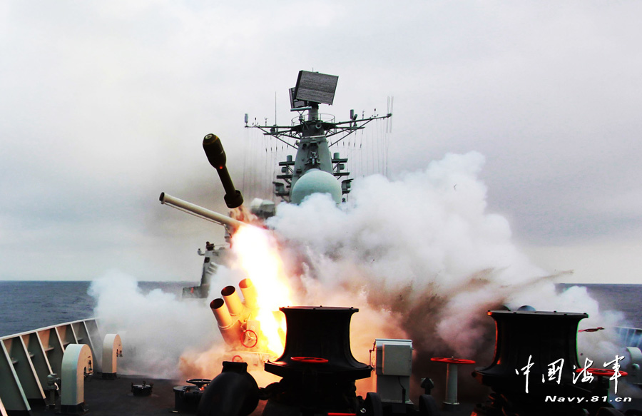 罕见猛图广州舰发射火箭深弹击毁敌潜艇