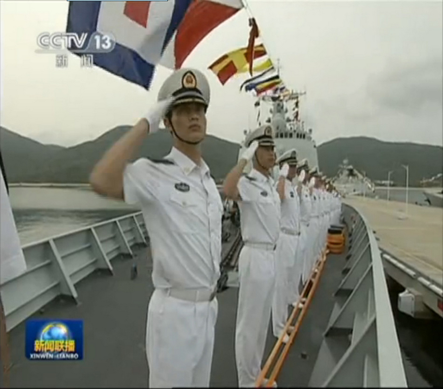 习近平检阅驻三亚海军5型11艘新型主战舰艇