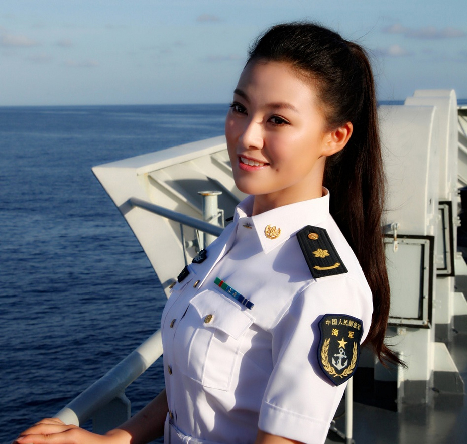 中国海军文工团美丽歌唱家赴南沙慰问演出