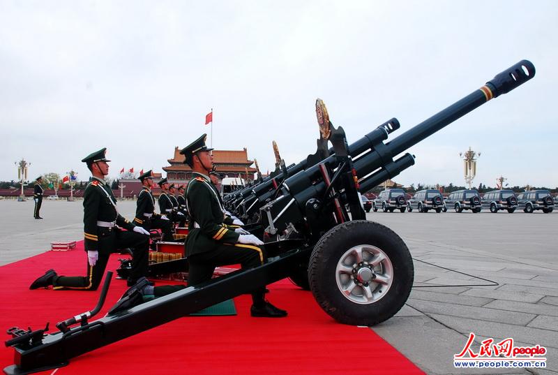 探访中国礼炮部队:礼炮兵相貌英俊动作潇洒