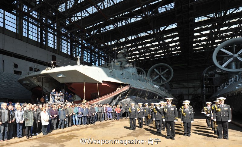 传中国海军正式接收第一艘“野牛”气垫船