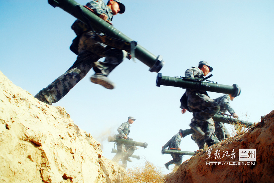 解放军官兵冲锋人手一具火箭筒很凶猛